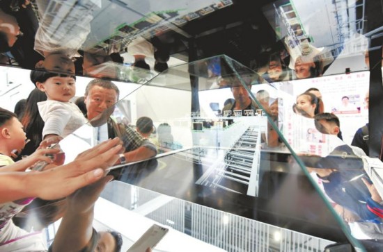 3D全息投射出立體的畫面。