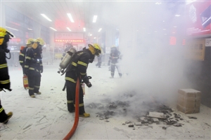 整箱行車記錄儀電池起火 福田口岸關閉半小時 整箱行車記錄儀電池起火 福田口岸關閉半小時