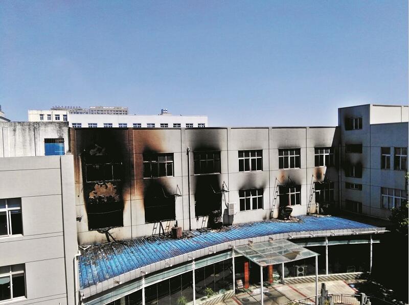 武漢東西湖區(qū)孚特電子科技有限公司廠房外，突然爆炸起火，白煙直沖云霄