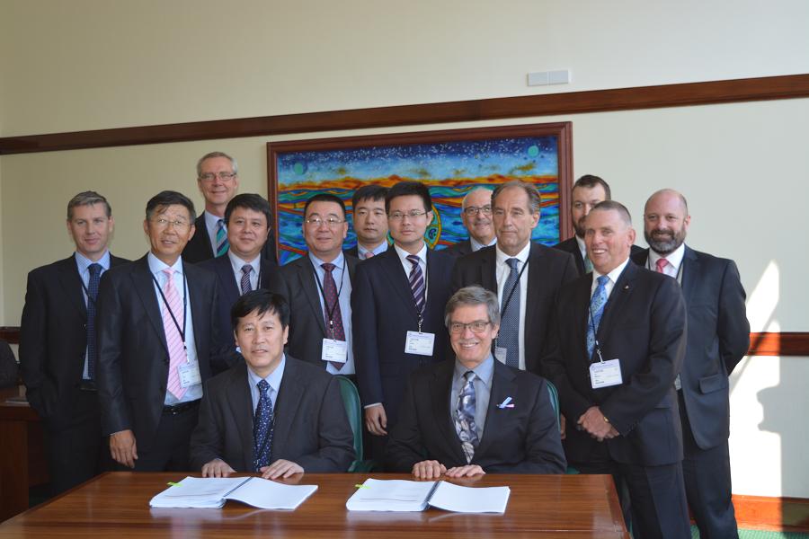 魏亮商務(wù)領(lǐng)事出席天津力神與西澳州地平線電力公司合作簽字儀式