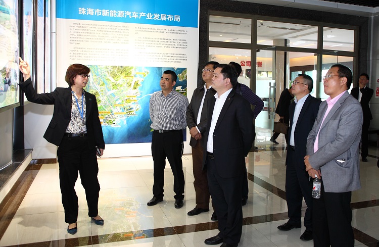 領(lǐng)導(dǎo)一行參觀銀隆展廳