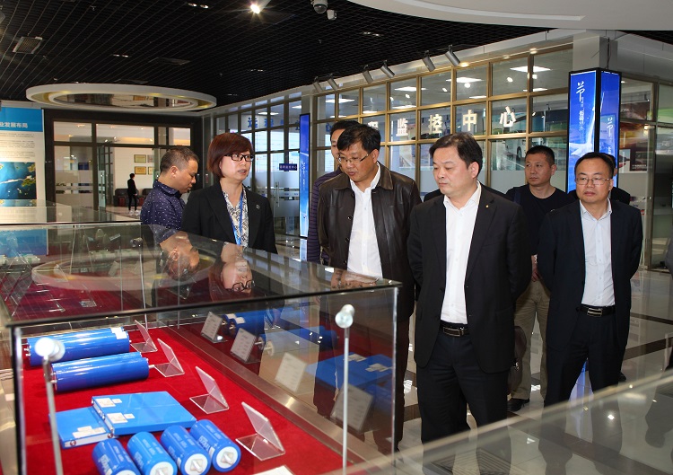 領(lǐng)導(dǎo)一行了解銀隆最新的電池產(chǎn)品