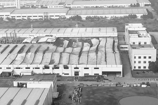 12月10日,長沙縣泉塘轄區長沙鎂鎂科技有限公司,廠房的一部分屋頂被大火燒穿了 12月10日,長沙縣泉塘轄區長沙鎂鎂科技有限公司,廠房的一部分屋頂被大火燒穿了