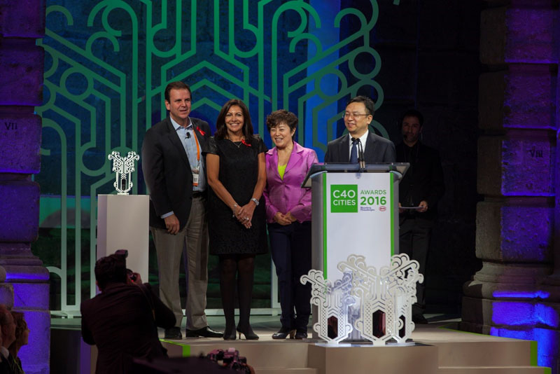 王傳福先生向巴黎市長Hidalgo頒發(fā)“全球氣候領(lǐng)袖獎”