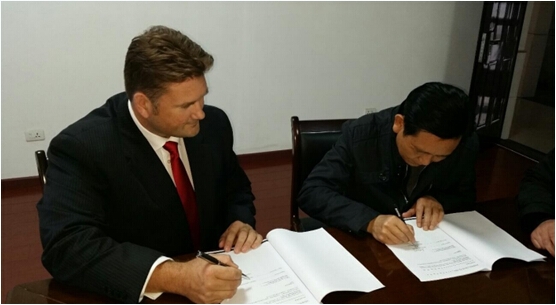 3月30日Triton總裁Boyle與宜昌新城董事長Yue Bin簽署協(xié)議