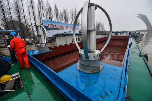 純電動(dòng)貨運(yùn)船上裝有風(fēng)力發(fā)電設(shè)備和太陽(yáng)能發(fā)電設(shè)備,輔助提供船上生活用電(1月18日攝)。 純電動(dòng)貨運(yùn)船上裝有風(fēng)力發(fā)電設(shè)備和太陽(yáng)能發(fā)電設(shè)備,輔助提供船上生活用電(1月18日攝)。