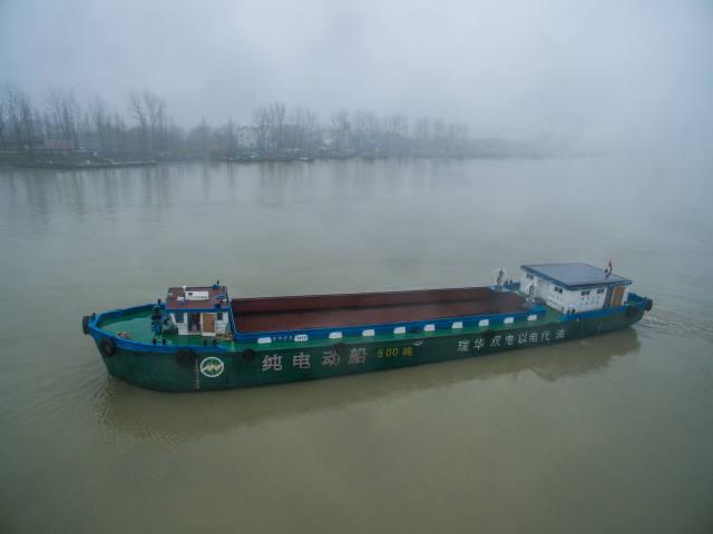 1月18日,工作人員在為純電動(dòng)貨運(yùn)船插上充電線。該電動(dòng)貨運(yùn)船一次充電可以行駛200至300公里,充電時(shí)間大約6至8小時(shí)。 1月18日,工作人員在為純電動(dòng)貨運(yùn)船插上充電線。該電動(dòng)貨運(yùn)船一次充電可以行駛200至300公里,充電時(shí)間大約6至8小時(shí)。