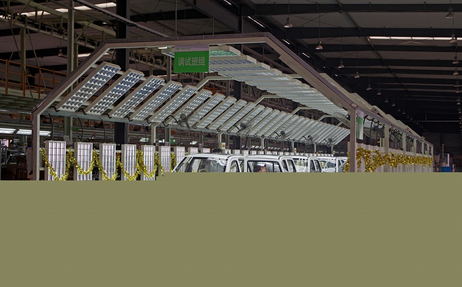 ▲齊河工廠車間內(nèi),員工正在仔細(xì)檢查車輛。 ▲齊河工廠車間內(nèi),員工正在仔細(xì)檢查車輛。