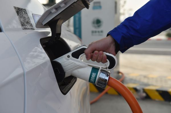 資料圖片：車主使用快速充電樁為電動車充電。新華社記者黃宗治攝 