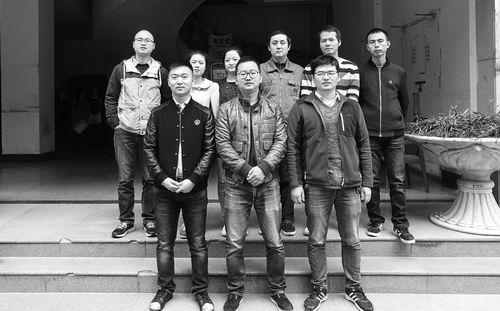 普力科技團隊成員合影，前排中間為團隊創(chuàng)始人馮雪松。