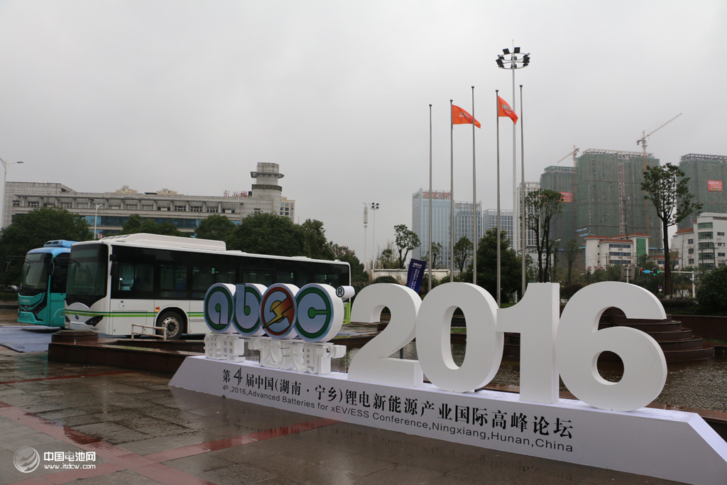 鋰電“達沃斯”論壇指定貴賓接待用車——比亞迪大巴
