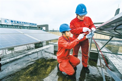 浙江省長(zhǎng)興縣湖州昆侖電氣設(shè)備有限公司工作人員檢查分布式光伏電站設(shè)備運(yùn)行情況。
