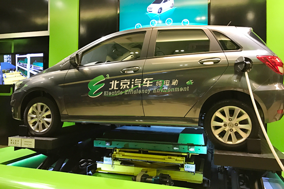 正在換電池的北汽新能源純電動車 正在換電池的北汽新能源純電動車