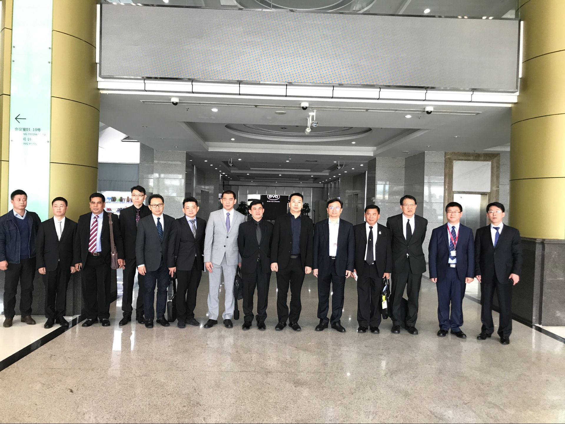 調研團一行與王傳福合影留念