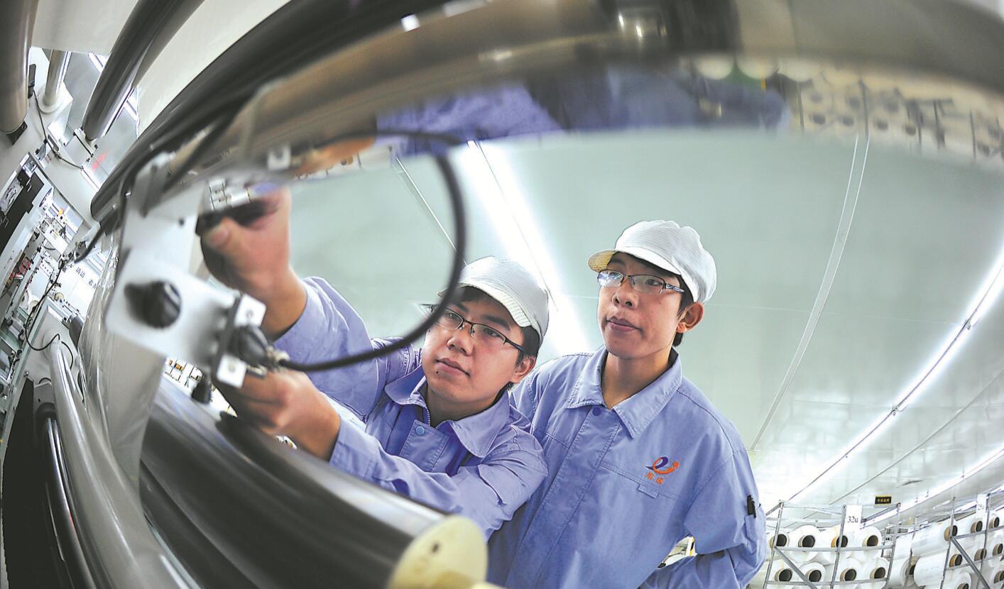 福清洪寬工業村的旭成（福建）科技股份有限公司車間里 工人正在生產鋰電池隔膜