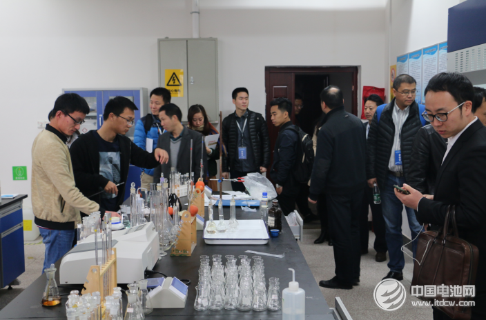 會代表參觀中南大學化學化工學院