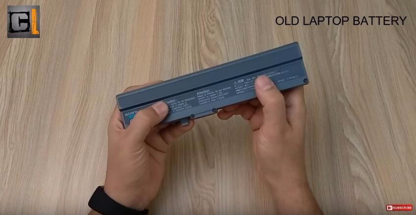 在筆記本電腦連接著顯示屏的地方，有一塊用來存儲電能的電池。這塊電池如果出現(xiàn)問題的話，會導致我們無法正常使用電腦。那么當你手拿著一塊廢舊的筆記本電池的時候，該如何處理它呢？接下來小編就教大家把它變成一個隨身攜帶的移動電源。