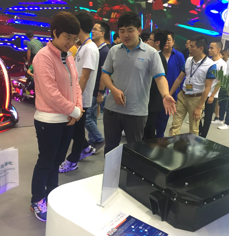 展會現場觀眾了解海馬ME300電池包