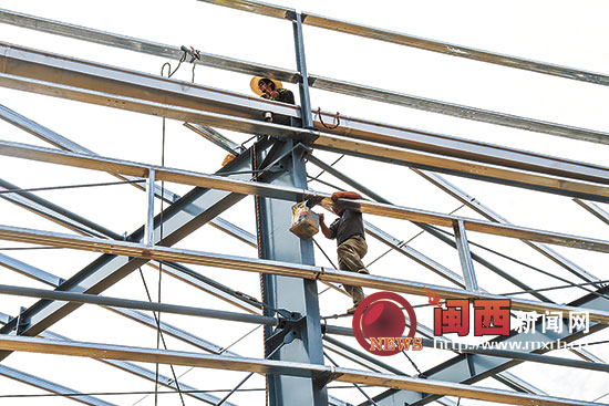 工人正在進(jìn)行第三棟廠房施工建設(shè)