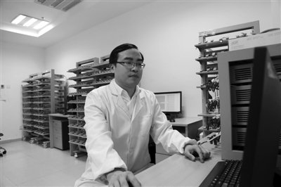 唐永炳在中國科學院深圳先進技術研究院集成所功能薄膜材料研究中心分析團隊的實驗數(shù)據(jù)