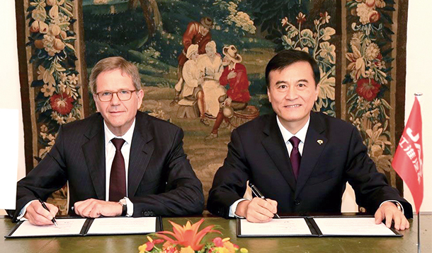 2016年9月，大眾中國總裁兼CEO海茲曼（左）與江淮汽車董事長安進（右）在德國簽訂《合作合資諒解備忘錄》。