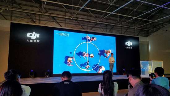 大疆展示“曉”Spark掌上無(wú)人機(jī)