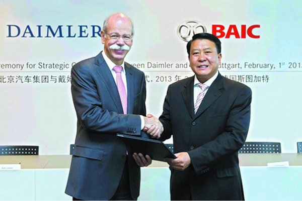 戴姆勒股份公司董事會主席、梅賽德斯-奔馳汽車集團全球總裁蔡澈（左）與北汽集團黨委書記、董事長徐和誼（右）