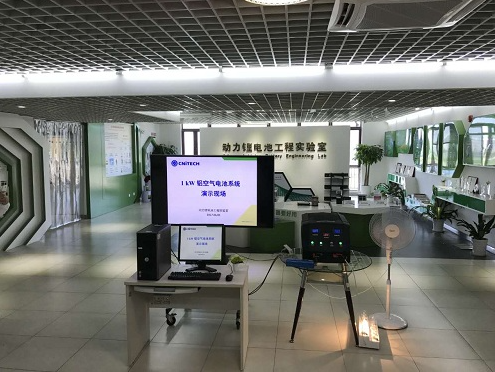 圖3 鋁空氣電池發電系統演示現場