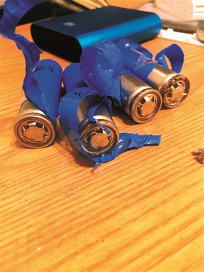 拆掉包裝膜的“山寨小米”電池上布滿銹點(diǎn)