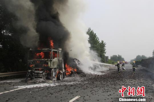 消防官兵緊急撲救。 王基達(dá) 攝 消防官兵緊急撲救。 王基達(dá) 攝