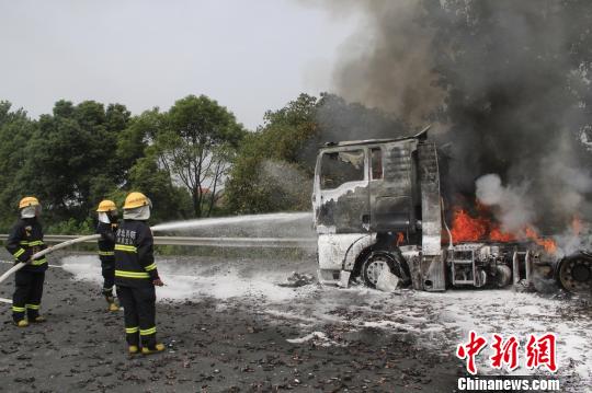 攝消防官兵利用泡沫水槍對(duì)車頭實(shí)施撲救。 王基達(dá) 攝 攝消防官兵利用泡沫水槍對(duì)車頭實(shí)施撲救。 王基達(dá) 攝