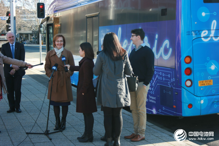 ACT交通部長米根·斐茲哈里斯（Meegan Fitzharris）在比亞迪電動(dòng)大巴前接受媒體采訪