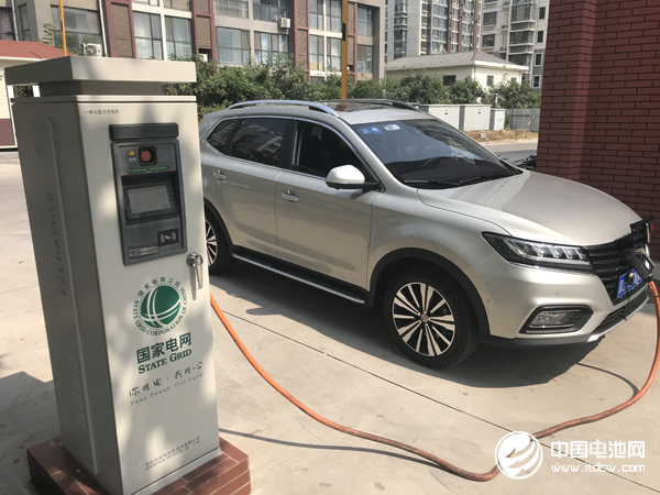 上汽榮威ERX5純電動SUV在國家電網(wǎng)快充樁充電