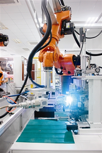 自動化生產線上的機器人激光焊接機