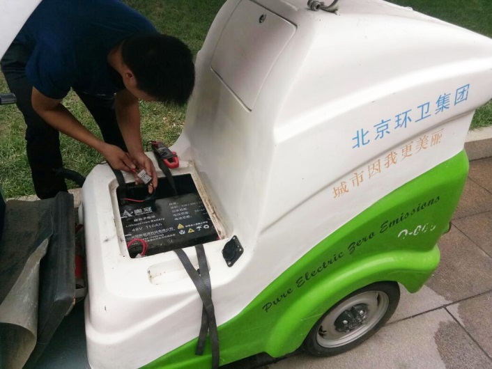 奧冠工程師正在細心維護電池系統(tǒng)