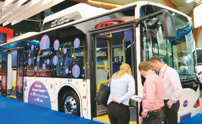 觀眾參觀比亞迪新款電動公交車