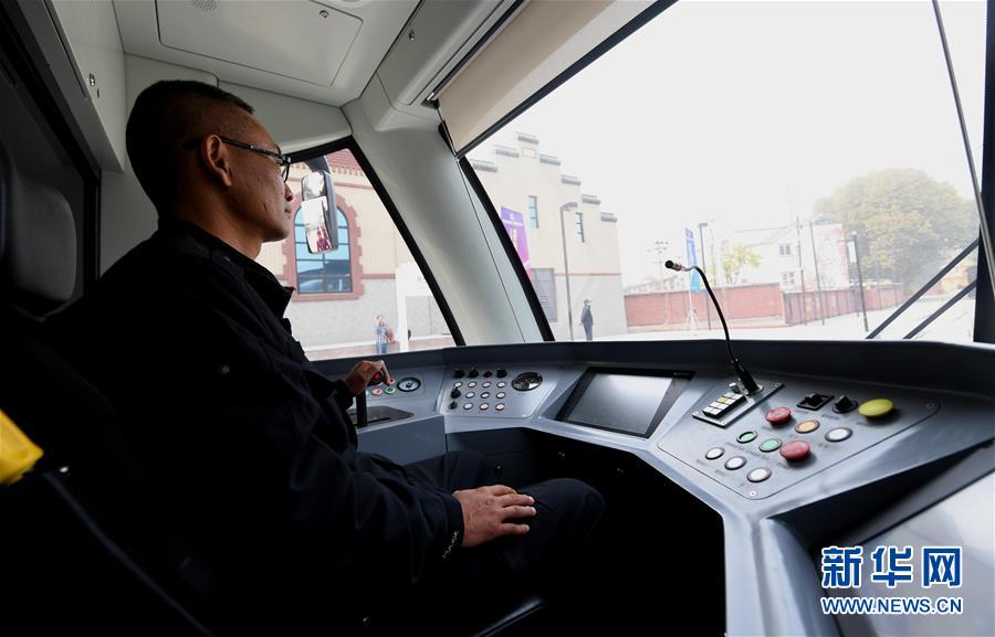 氫燃料電池有軌電車全球首次商業(yè)運(yùn)營(yíng)