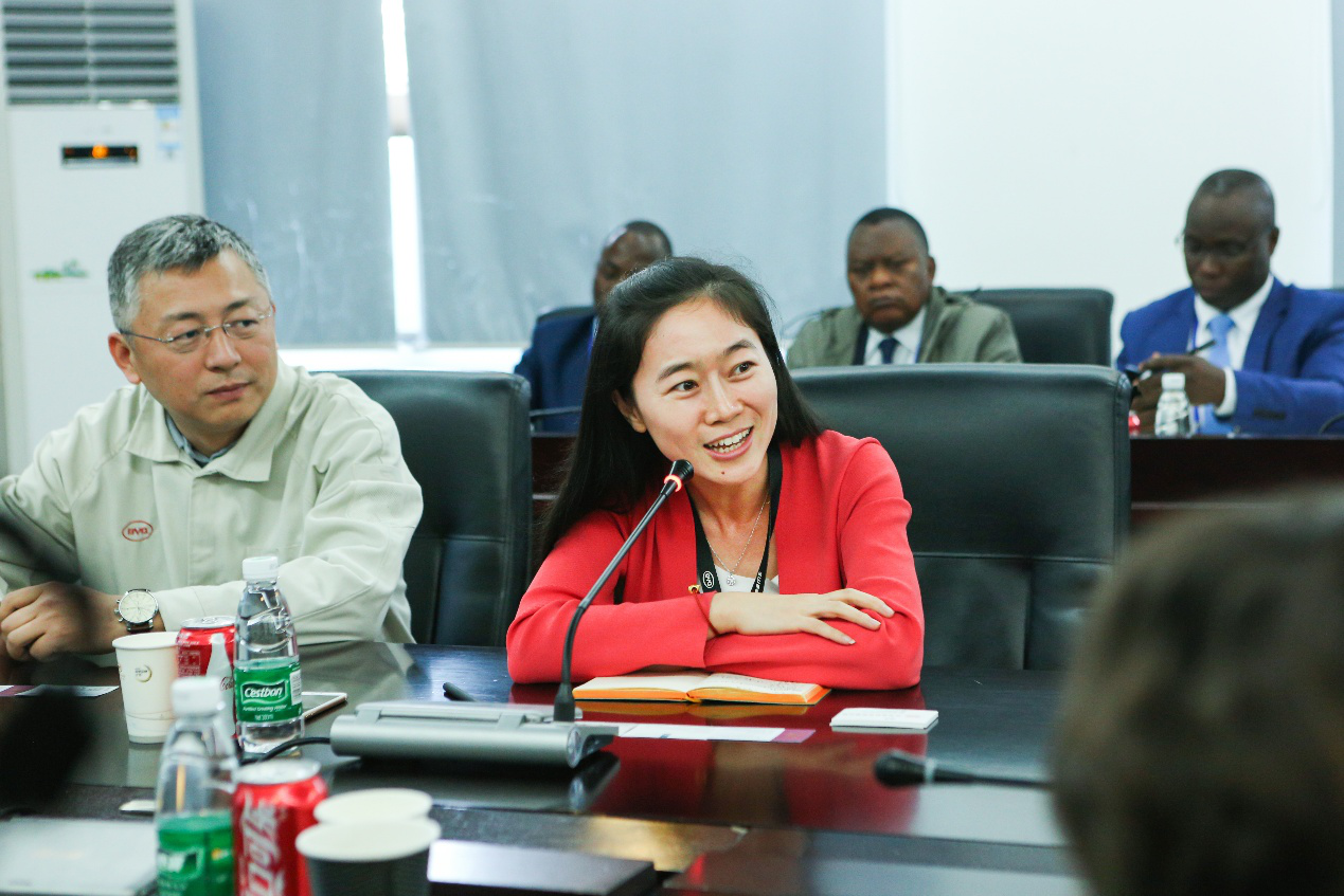 比亞迪品牌及公關(guān)處總經(jīng)理李巍女士向各國(guó)來(lái)賓致歡迎辭