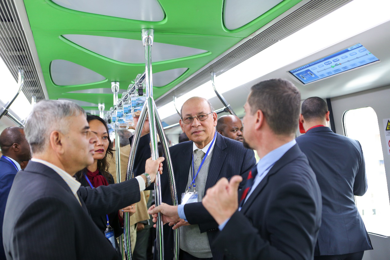 各國(guó)駐穗總領(lǐng)事館官員60多人乘坐體驗(yàn)治堵神器——比亞迪云軌