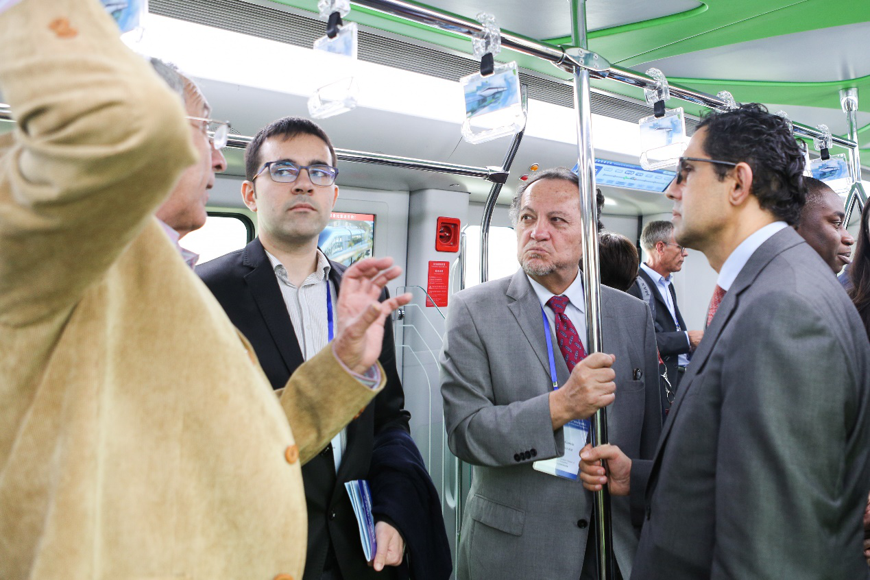 各國(guó)駐穗總領(lǐng)事館官員60多人乘坐體驗(yàn)治堵神器——比亞迪云軌