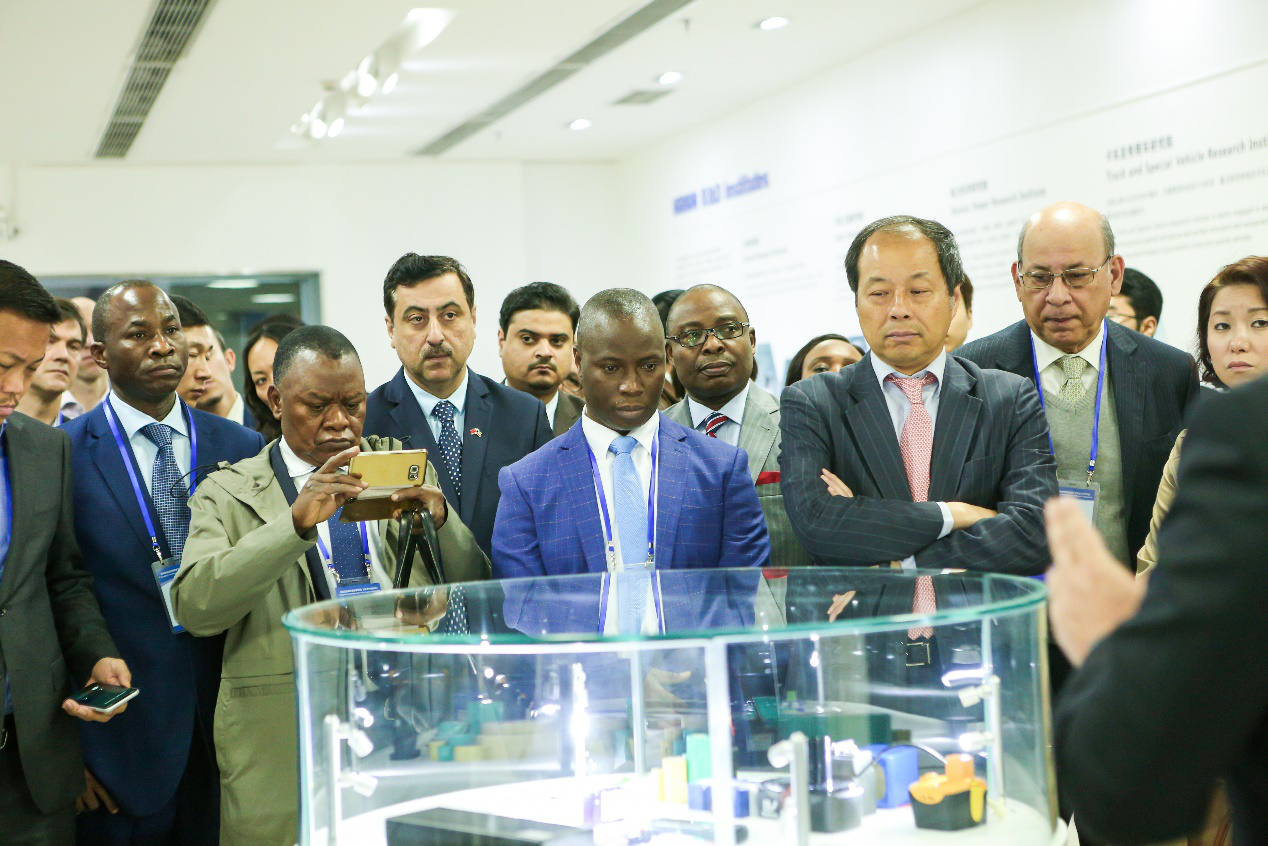 比亞迪電子產(chǎn)品展臺(tái)吸引了大批來(lái)賓的注目