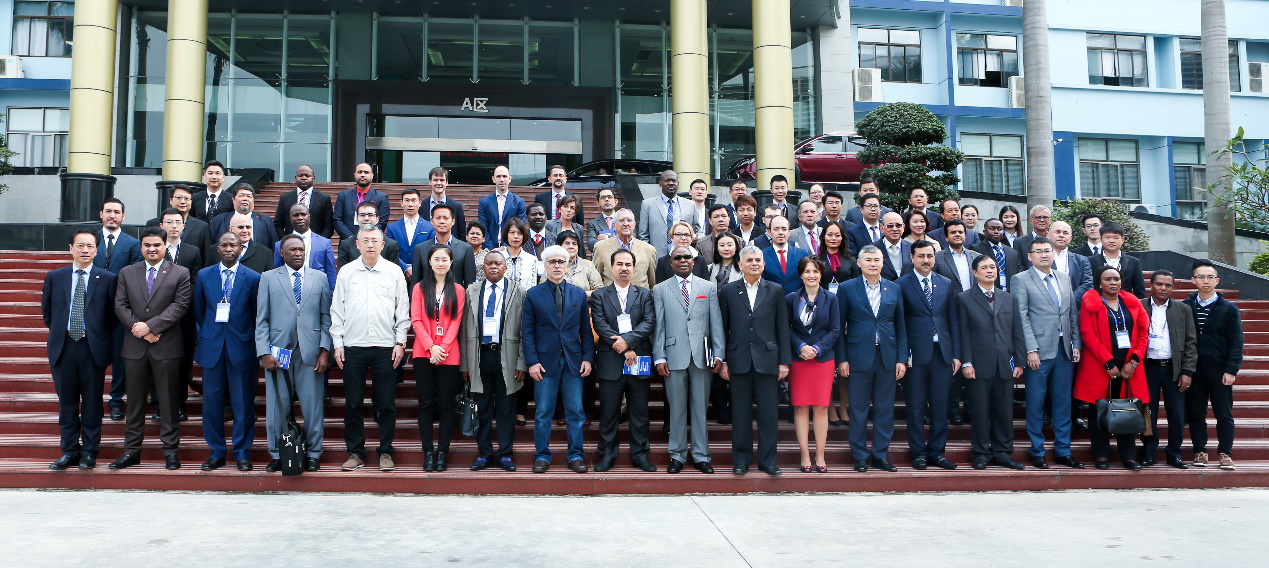 各國(guó)來(lái)賓和比亞迪公司工作人員合影留念