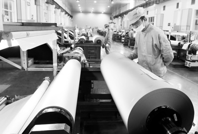 工人在銅陵有色銅冠銅箔公司車間里生產超低輪廓電子銅箔