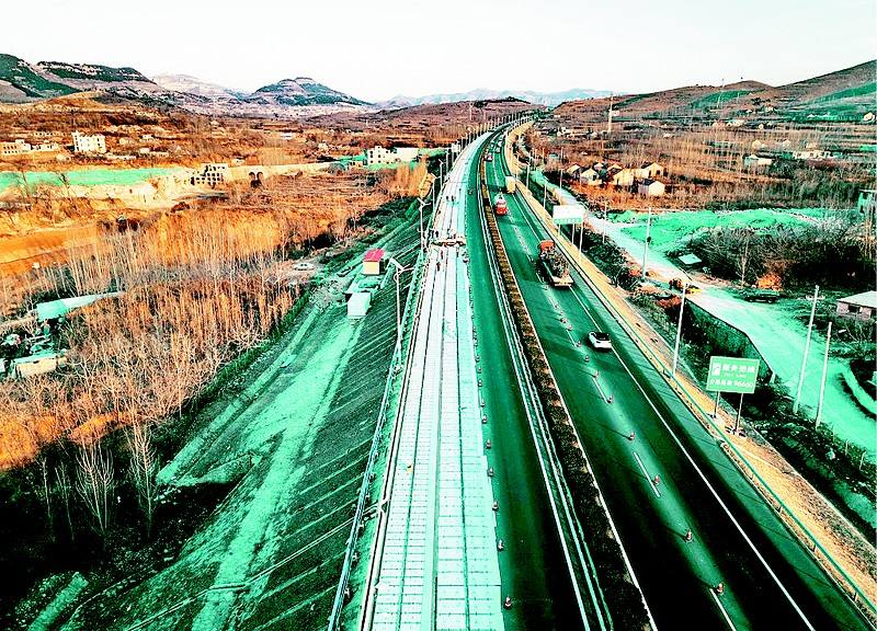 新媒關注全球首段光伏高速公路濟南通車：經濟效益非常可觀