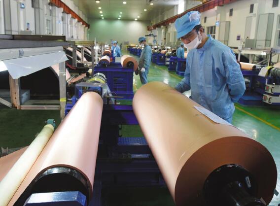 生箔車間操作工正在檢查銅箔外觀