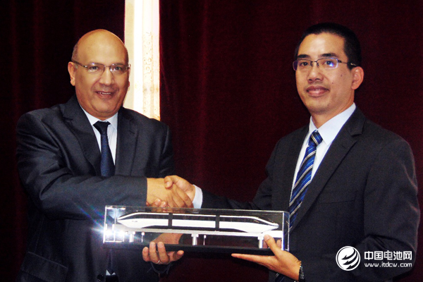 去年10月，比亞迪中東非洲汽車銷售事業(yè)部總經(jīng)理黃志學(xué)（右）將云軌模型贈(zèng)與埃及亞歷山大客運(yùn)局長(zhǎng)Khaled Eleiwa
