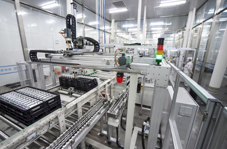 江西贛鋒鋰業(yè)股份有限公司工人正在生產(chǎn)線上加緊生產(chǎn)鋰電池