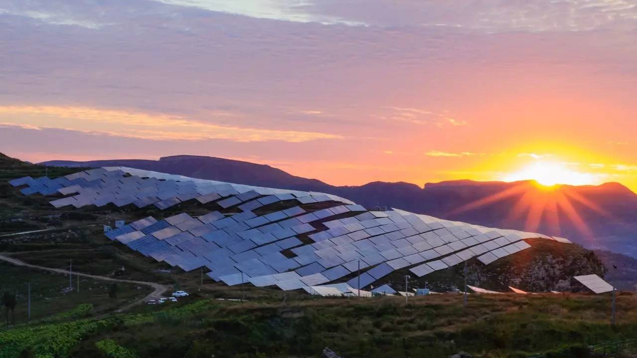 稅費負擔制約光伏產業發展 新能源應建立綜合利用示范區