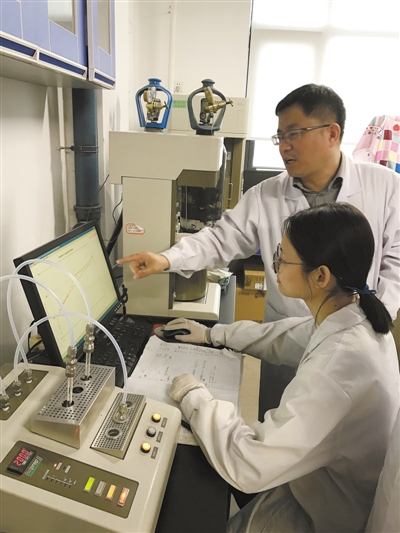 2018年3月，楊全紅在實驗室指導學生驗證實驗數(shù)據(jù)
