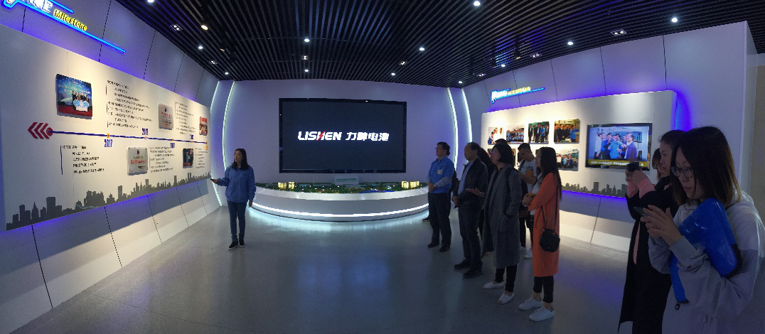 工作人員介紹力神公司的發展情況